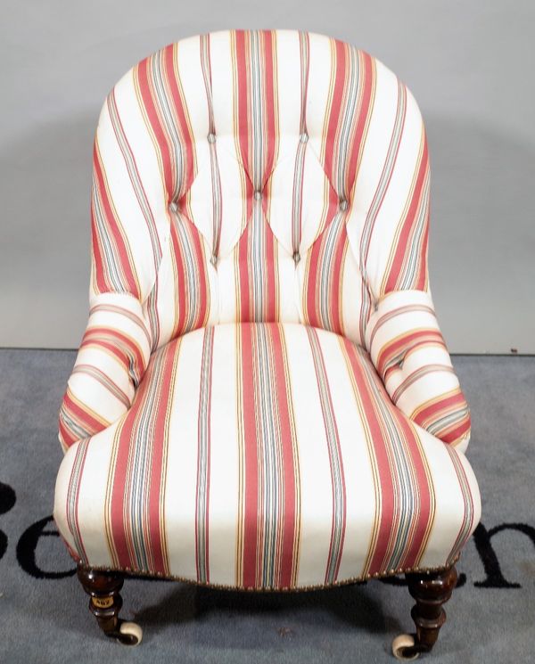 A Victorian walnut framed tub back nursing chair on turned supports, 55cm wide x 76cm high.  D4