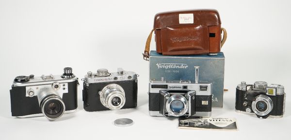 Four vintage 35mm cameras, comprising; a Voightlander Vitessa, a Corfield Periflex, a German Robot and a Model O Ensign Multex, (4).