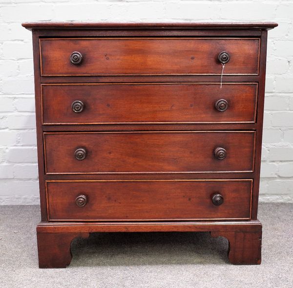 A small mahogany chest of four long graduated drawers, on bracket feet, elements 19th century, 69cm wide x 73cm high.