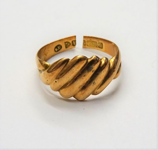 A 15ct gold gentleman's ring, with ridged decoration, the shank cut, Chester 1902, weight 5.8 gms.