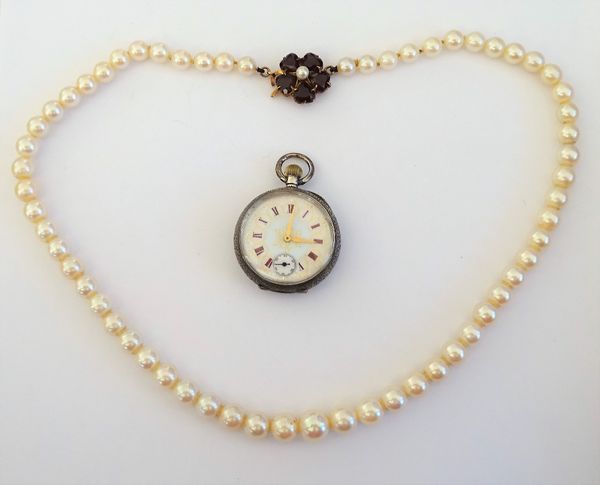 A single row necklace of slightly graduated cultured pearls, on a  garnet and cultured pearl clasp, mounted with a single cultured pearl to the centre