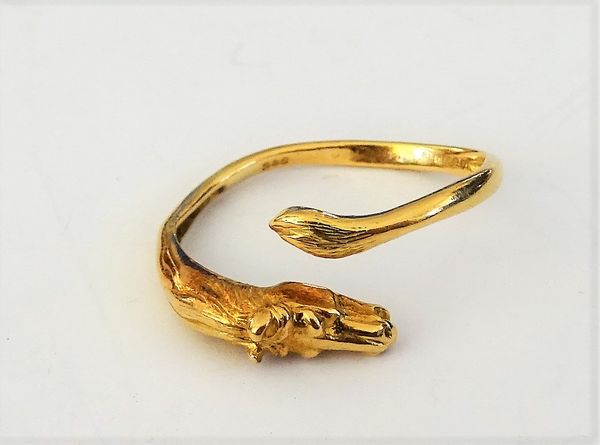 An 18ct gold ring, the terminals to the front designed as a horse's head and a horse's tail, import mark London 1981, weight 3 gms, ring size approx N