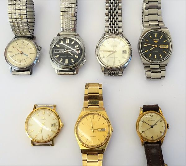 A Seiko Sportsmatic Diashock steel cased gentleman's bracelet wristwatch, two Seiko 5 Automatic gentlemen's bracelet wristwatches, a Longines gilt met