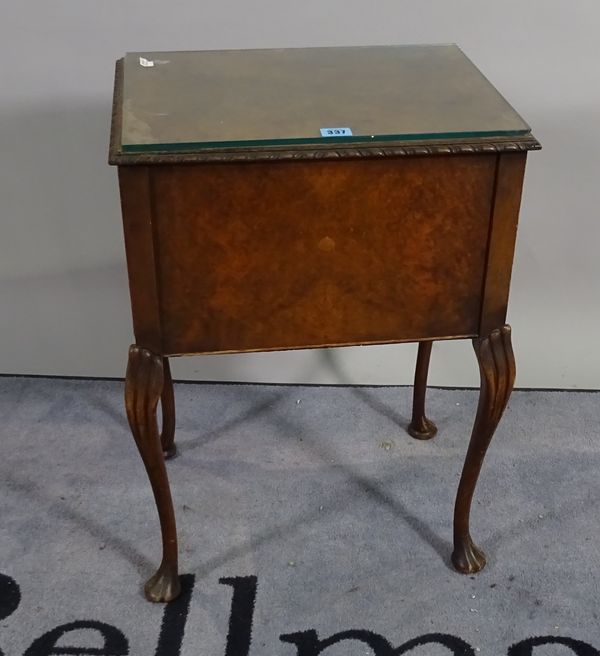 An Edwardian walnut lift top side table with single side drawer on cabriole supports, 44cm wide x 61cm high. D2