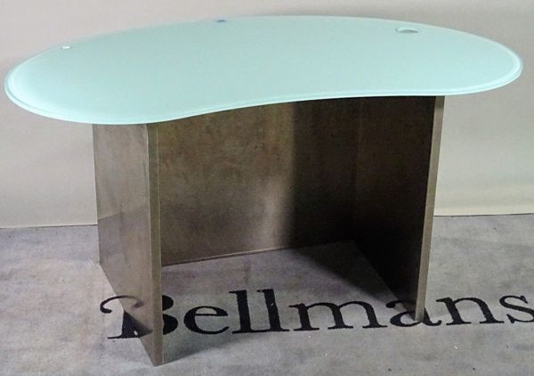 A modern polished steel and blue glass kidney shaped desk, 140cm wide. D1