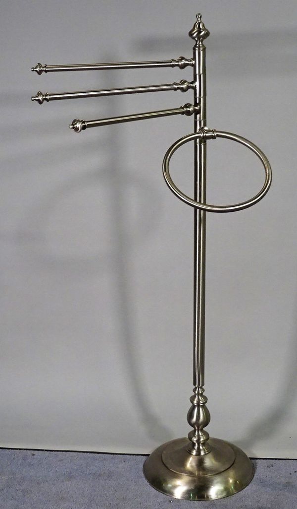 A modern steel floor standing towel rail, 119cm high. D1