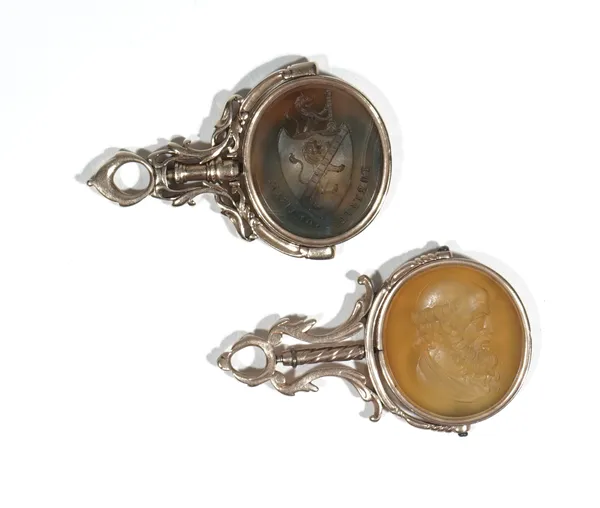 A late 18th/early 19th century banded agate-set swivel fob seal, intaglio carved with a  crest and shield to one side and motto to the other, in a ros