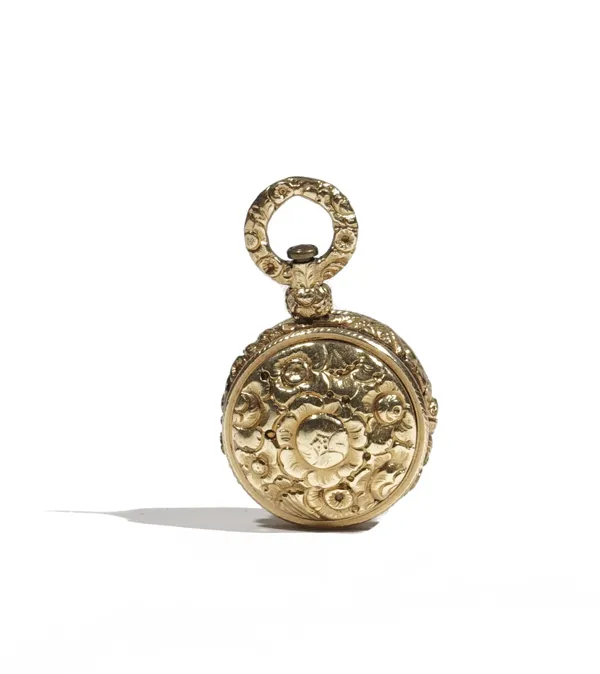 An early 19th century yellow precious metal pendant vinaigrette of circular form, cast with an all over floral and shell design, heighted with two ban