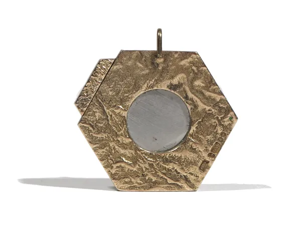 A 9ct gold mounted hexagonal slide action cigar cutter, having a bark textured finish, London 1963, gross weight 23.4 gms.