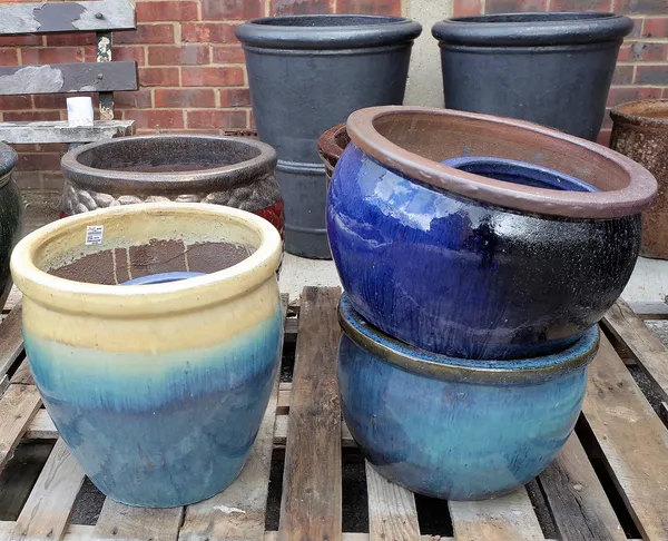 A quantity of modern garden pots of various sizes, the largest being 51cm wide x 41cm high (12).