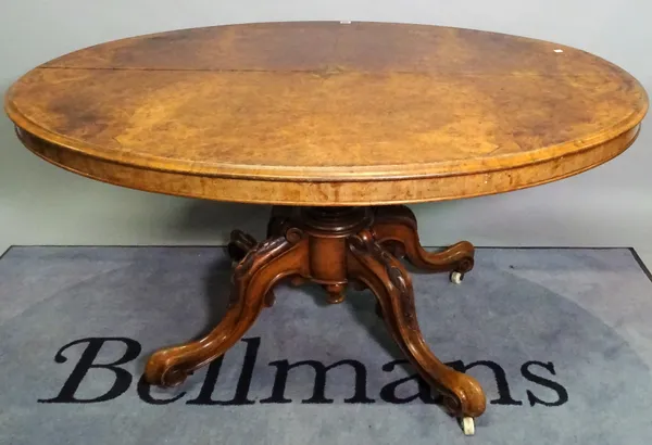 A Victorian walnut circular breakfast table on four downswept supports, 143cm wide x 74cm high.