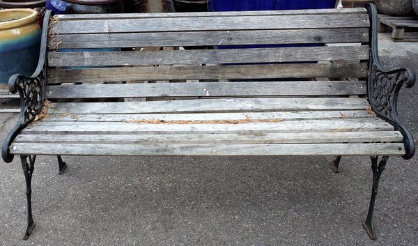 An early 20th century cast iron slatted garden bench, 121cm wide x 76cm high.