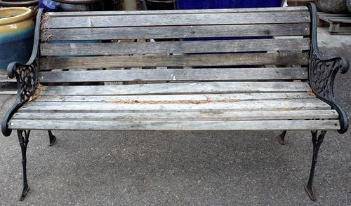 An early 20th century cast iron slatted garden bench, 121cm wide x 76cm high.