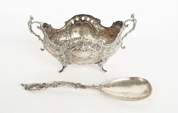 A silver twin handled bowl, of shaped oval form, with cast floral and scrolling decoration, raised on four feet, length 15.5cm, import mark London 189