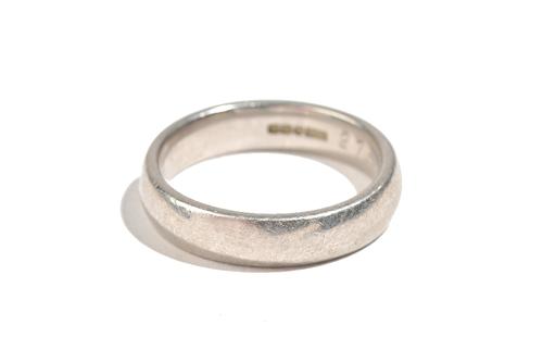 A platinum wedding ring, date engraved within the band, Birmingham 1998, ring size V and a half, weight 15.2 gms, with a case. Illustrated.