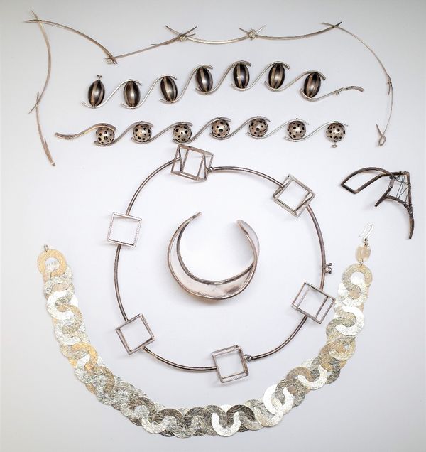 A group of studio jewellery, mostly silver, comprising; two bracelets, a bangle detailed 925 Jackie Cohen, a collar necklace, in a disc link design, h