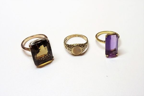 A gold ring, claw set, with a rectangular cut smoky quartz, ring size O and a half, a gold ring, claw set with a rectangular step cut amethyst, detail