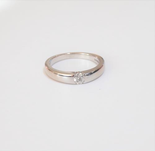 An 18ct white gold ring, mounted with a circular cut diamond, ring size K, gross weight 4.2 gms with a case.