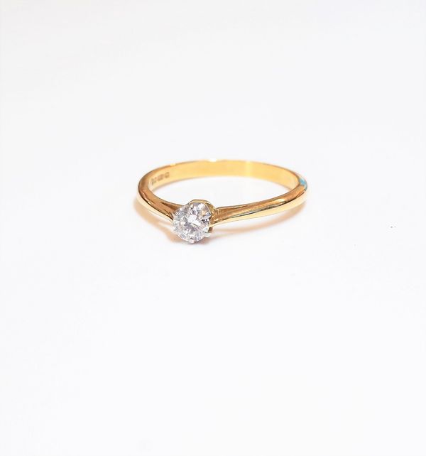 An 18ct gold and diamond single stone ring, claw set with a circular cut diamond, ring size K, gross weight 1.8 gms, with a case.