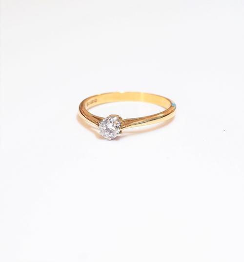 An 18ct gold and diamond single stone ring, claw set with a circular cut diamond, ring size K, gross weight 1.8 gms, with a case.