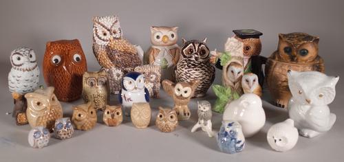 A quantity of assorted models of owls, ceramic, metal and other examples, the largest 16cm high, (qty).
