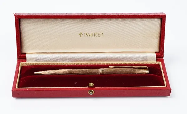 A 9ct gold cased Parker ballpoint pen, hallmarked for London, 1974, with engine turned decoration and vacant rectangular plaque, 12.5cm long, in an as