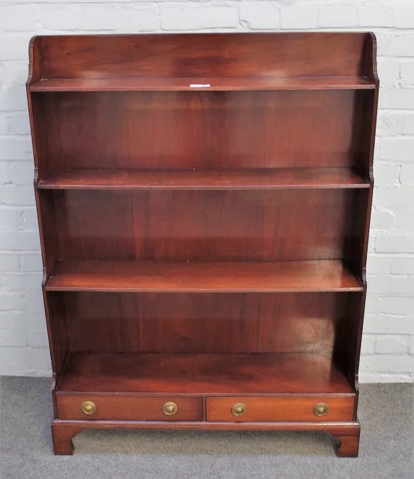 A George III style mahogany floor standing four tier waterfall bookcase on bracket feet, 90cm wide x 123cm high.