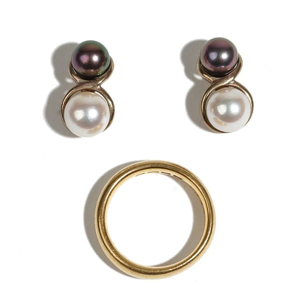 A 22ct gold plain wedding ring, London 1916, ring size J, weight 6 gms and a pair of 9ct gold two colour cultured pearl earstuds, the backs with post