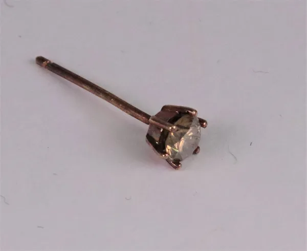 A single diamond earstud, the brilliant cut brown diamond approximately 0.40ct, claw set to a gilt mount.