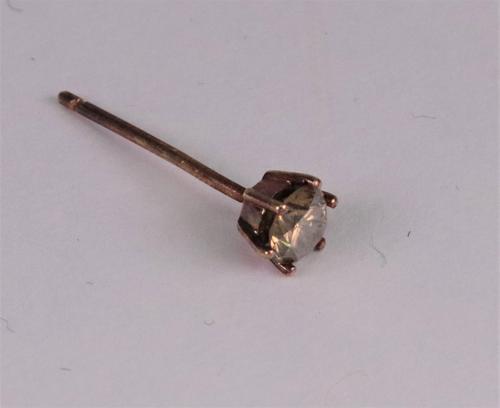 A single diamond earstud, the brilliant cut brown diamond approximately 0.40ct, claw set to a gilt mount.