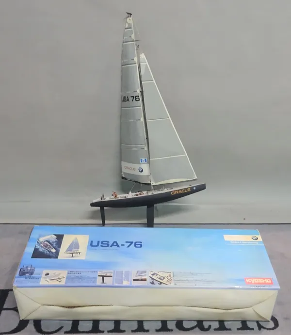 BMW, A model of the yacht 'Oracle'.105cm long (Boxed).