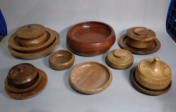 A quantity of turned English wood bowls (15).