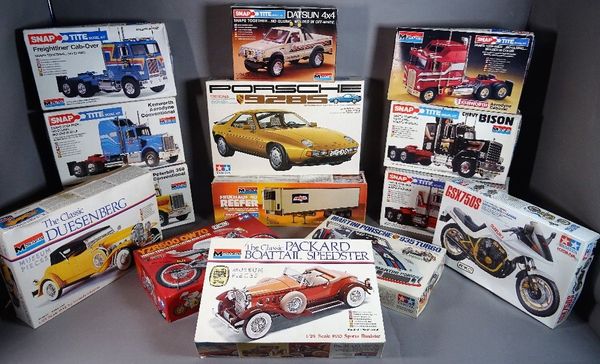 MONOGRAM SNAP,  a group of thirteen snap model kits of vehicles, (13).