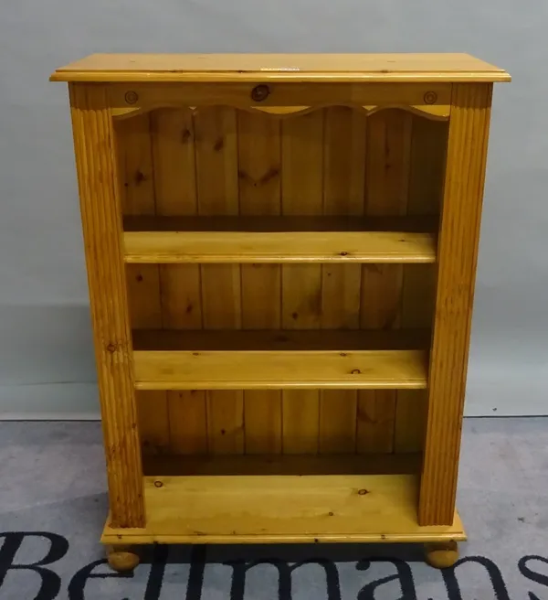 A modern pine open bookcase on turned supports, 77cm wide x 105cm high.