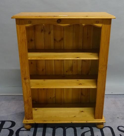 A modern pine open bookcase on turned supports, 77cm wide x 105cm high.