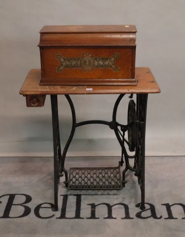 An early 20th century Singer peddle sewing table lacking machine, 73cm wide x 74cm high.