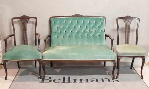 An Edwardian mahogany seven-piece salon suite in George III style, with button down upholstery on cabriole legs, canape 116cm wide.