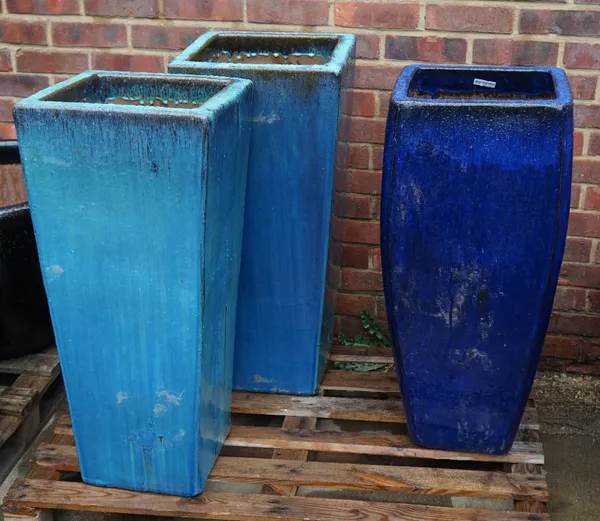 A group of three modern garden pots of tapering form, 39cm wide x 90cm high (3).