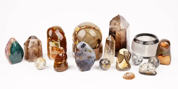 A collection of polished minerals, to include three quartz prisms, tigers eye and jasper samples (18).