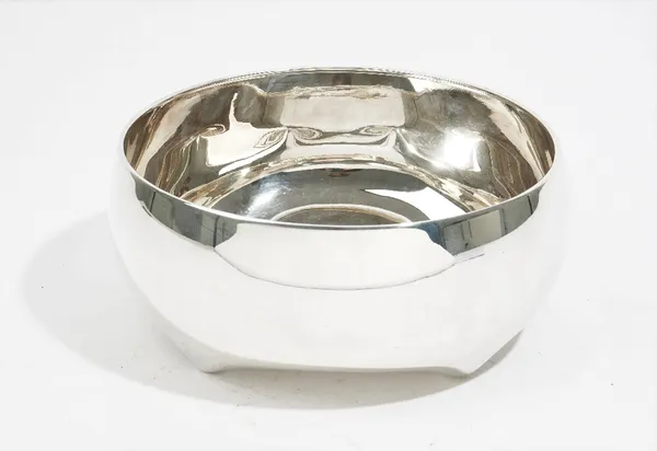 An Italian Pampaloni silver bowl of circular form, raised on four feet, detailed Pampaloni 925, diameter 22.5cm, 713 gms.