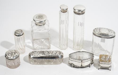 Silver and silver mounted wares, comprising; a hinge lidded trinket box, raised on four feet, Birmingham 1919, a square hinge lidded trinket box, rais