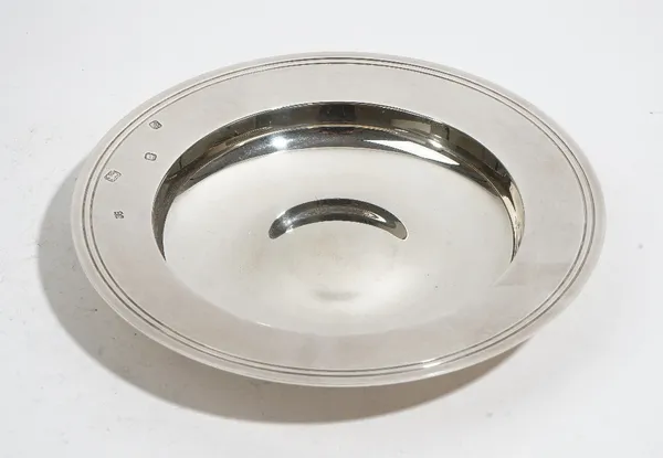 A silver Armada style dish, of circular form, diameter 19.5cm, London 1975, weight 351 gms.