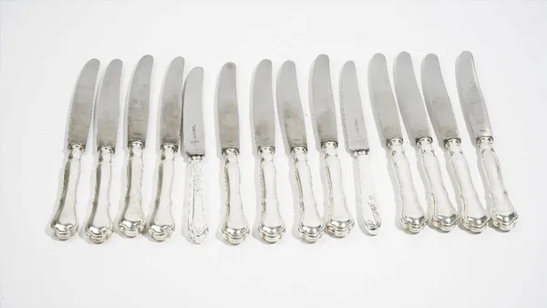 Twelve German steel bladed table knives, the loaded handles detailed 800 and two further steel bladed knives, having plated handles, (14).