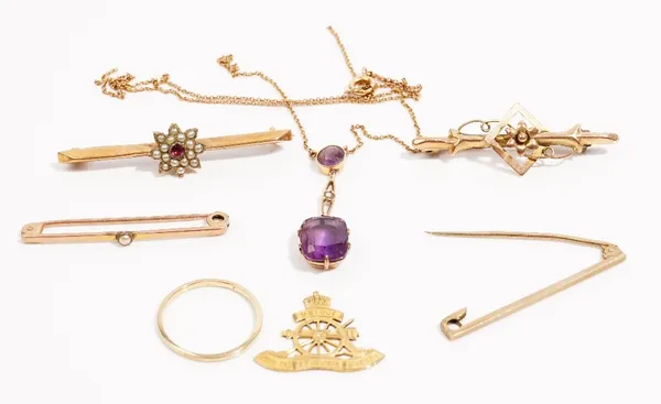 A 9ct gold wedding ring, a gold Royal Artillery badge motif, detailed 9 CT, a gold and amethyst two stone necklace (damaged) and four gold bar brooche