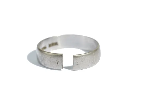 An 18ct white gold plain wedding ring, the shank cut, weight 4 gms.