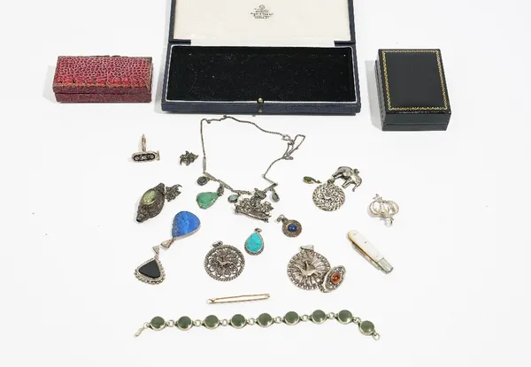 A collection of jewellery comprising; a silver and pale green cabochon gem set necklace, a mother-of-pearl and silver bladed knife, eleven various pen