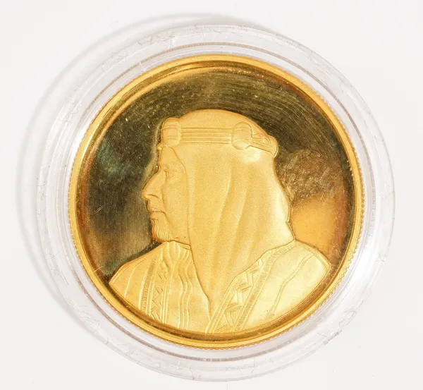 A Bahrain Hamad town gold proof commemorative coin, detailed 1404-1983, with a case.