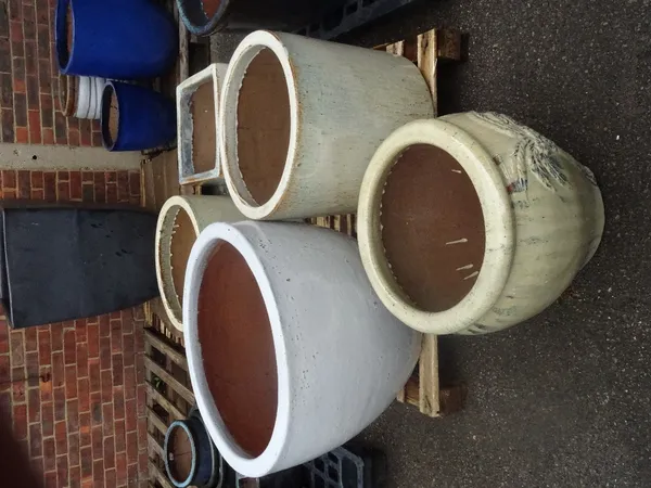 A group of five modern garden pots, to include a pair, the largest 71cm diameter x 56cm high.