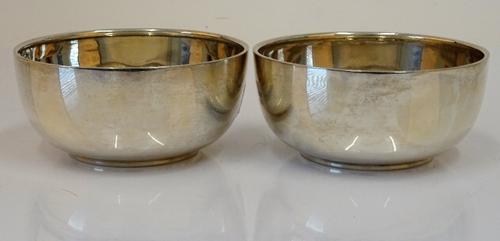 Two similar silver circular bowls, by Walker & Hall, Sheffield 1916 and 1917, diameter of each 11cm, combined weight 277 gms, (2).