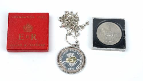A white gold mounted silver Solomon Islands commemorative thirty dollars 1975, the suspension loop detailed 18 K 750, with a neckchain and an...